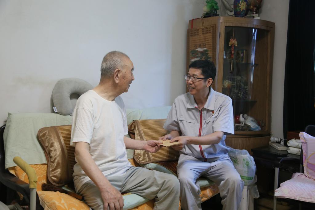 凯发一触即发有限组织开展“七一”前走访慰问-凯发一触即发